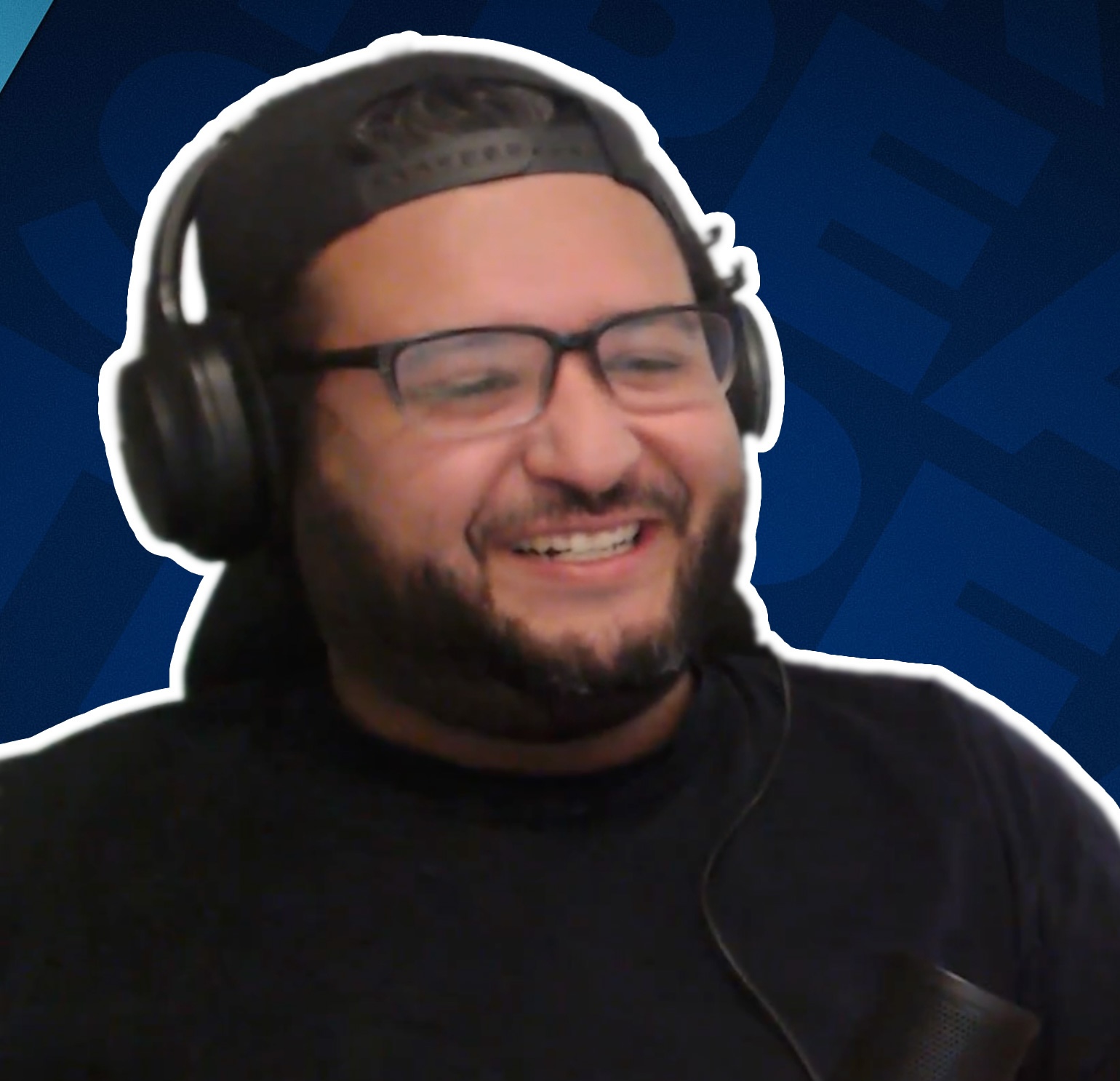 Quique de QuiqueReacts sonriendo con auriculares